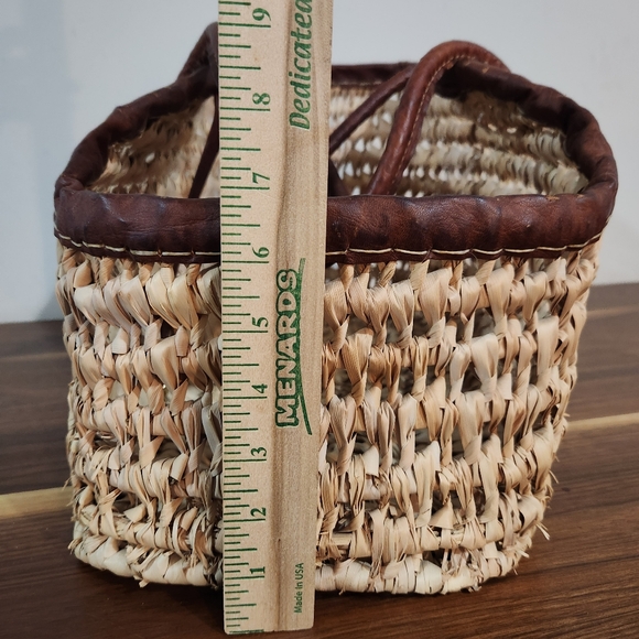 Vintage Woven Wicker Straw Market Large Basket Top Handles Leather Trim - Picture 14 of 14